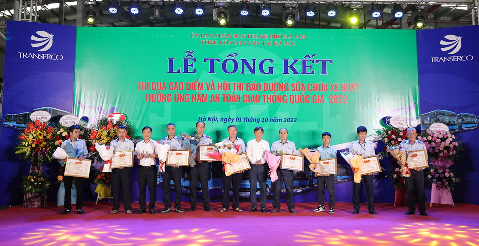 Nhân viên phục vụ xe buýt hay thợ sửa chữa bảo dưỡng giỏi được biểu dương tại đợt thi đua cao điểm và hội thi bảo dưỡng sửa chữa lần này. (Ảnh: Minh Sơn/Vietnam+)
