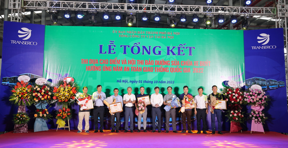 Tổng công ty Vận tải Hà Nội trao giải cho tập thể đơn vị xuất sắc trong đợt cao điểm thi đua. (Ảnh: Minh Sơn/Vietnam+)