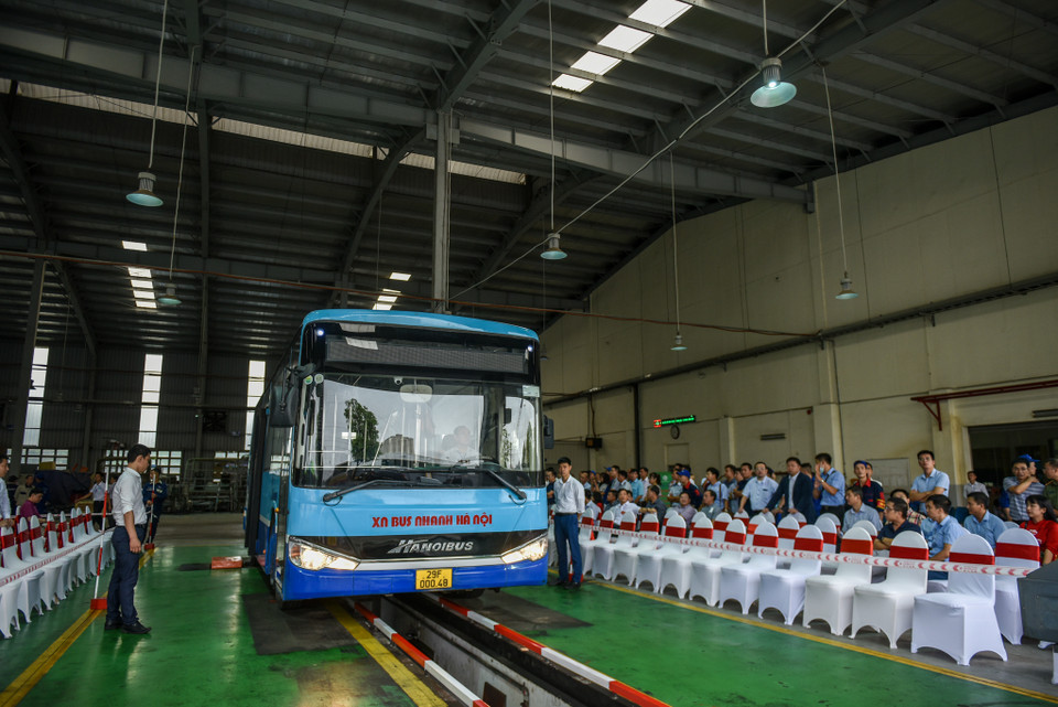 Xe buýt được kiểm tra chất lượng thông qua hệ thống máy móc đo lốp xe, thử phanh hoạt động, soi kỹ khung gầm. (Ảnh: Minh Sơn/Vietnam+)