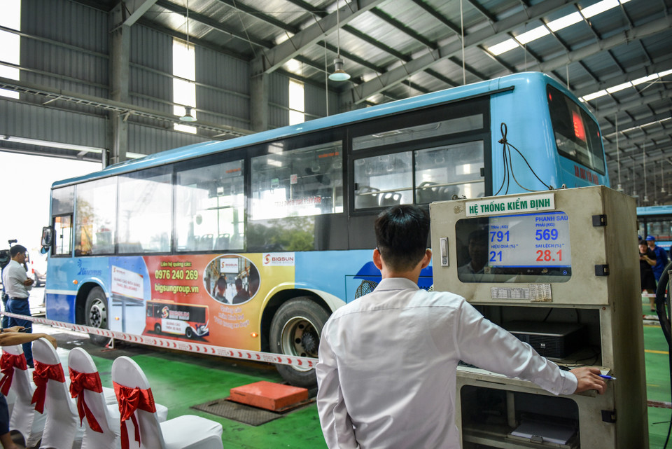 Nhân viên kiểm tra đo khí thải sau khi phương tiện buýt được bảo dưỡng và sửa chữa. (Ảnh: Minh Sơn/Vietnam+)