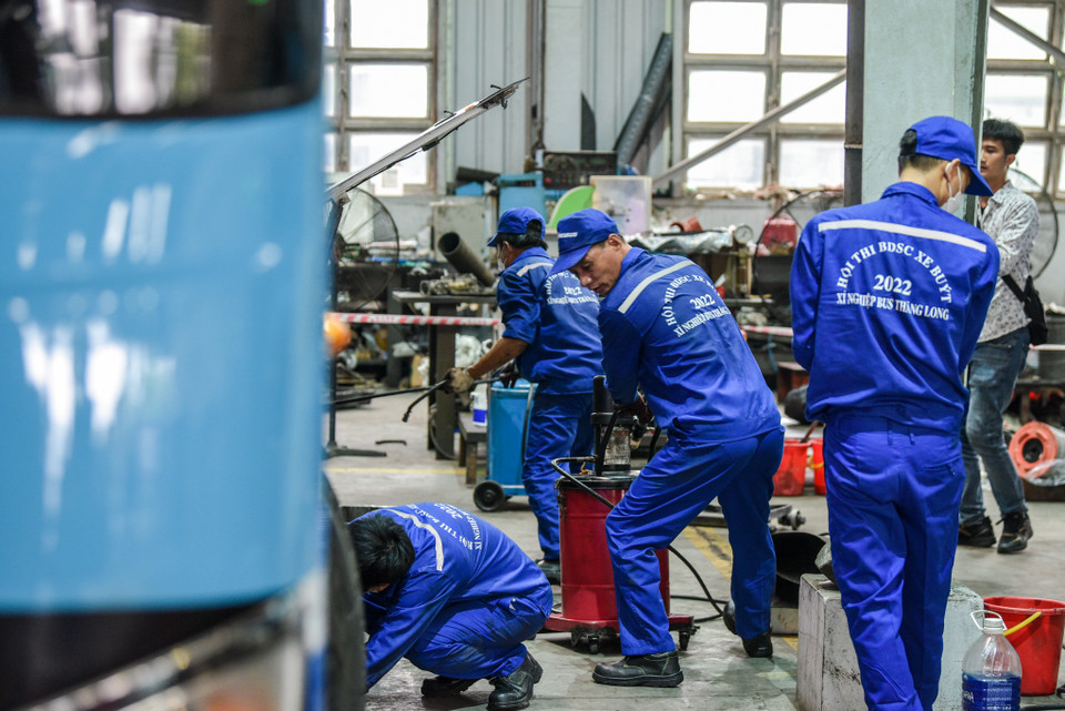 Những thợ sửa chữa bảo dưỡng có tay nghề vững vàng, kinh nghiệm được đơn vị lựa chọn tham gia thi đấu hội thi. (Ảnh: Minh Sơn/Vietnam+)