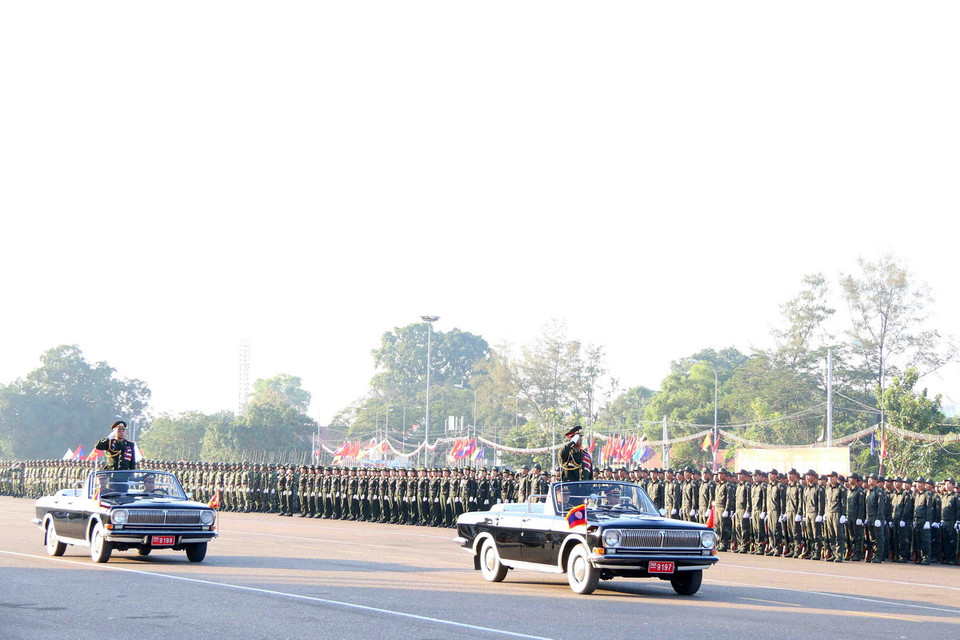 Buổi lễ bắt đầu bằng mà duyệt đội hình của Lãnh đạo Bộ Quốc phòng Lào. (Ảnh: Phạm Kiên/Vietnam+)