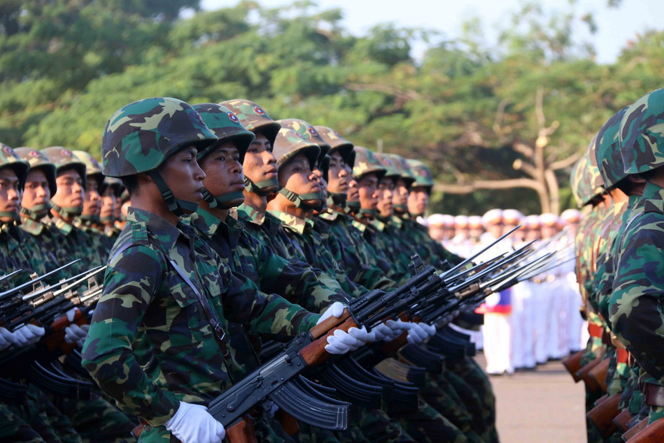 Các chiến sĩ quân đội Lào trong lễ diễu binh. (Ảnh: Phạm Kiên/Vietnam+)