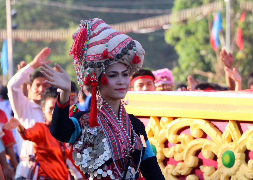 Một thiếu nữ dân tộc Lào trong khối Văn hóa, Thông tin, du lịch. (Ảnh: Phạm Kiên/Vietnam+)