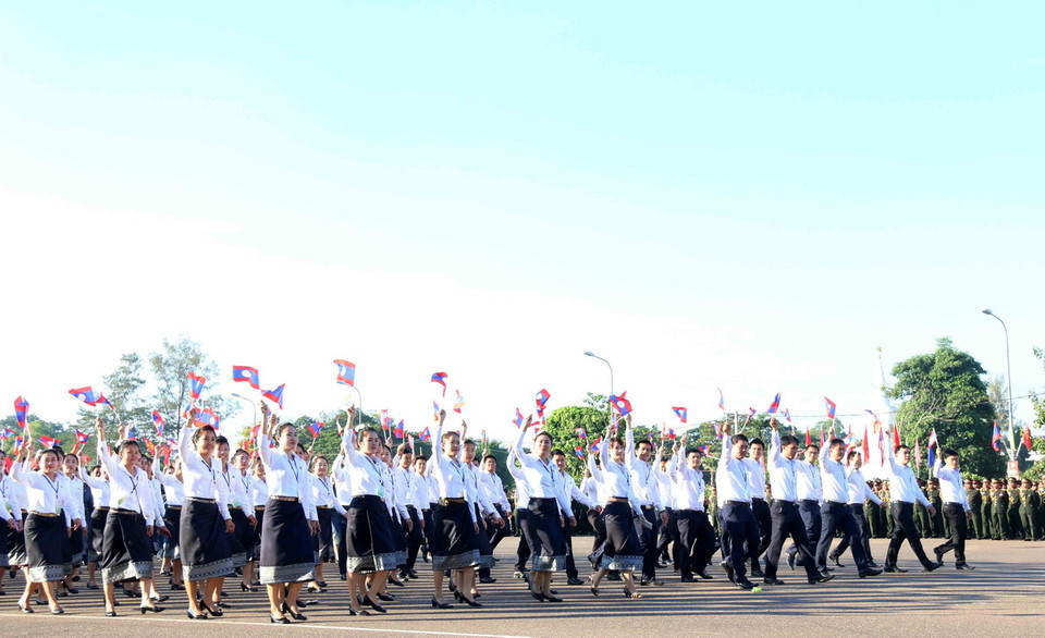 Khối cán bộ công chức Lào đang tiến qua lễ đài. (Ảnh: Phạm Kiên/Vietnam+)