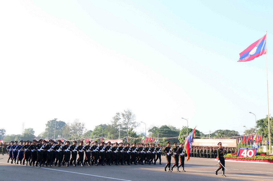 Khối Lực lượng vũ trang Lào đang tiến qua lễ đài. (Ảnh: Phạm Kiên/Vietnam+)