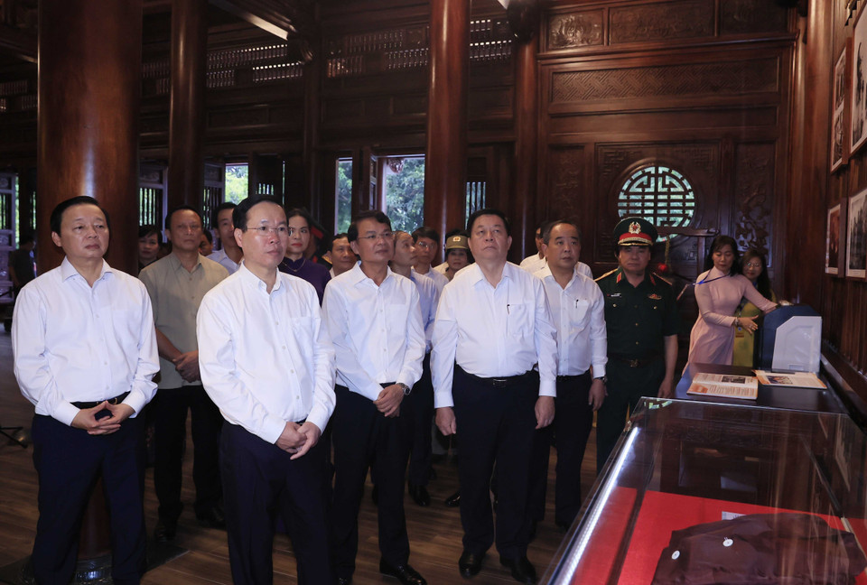 Chủ tịch nước Võ Văn Thưởng và các đại biểu xem một số hình ảnh trưng bày. (Ảnh: Thống Nhất/TTXVN