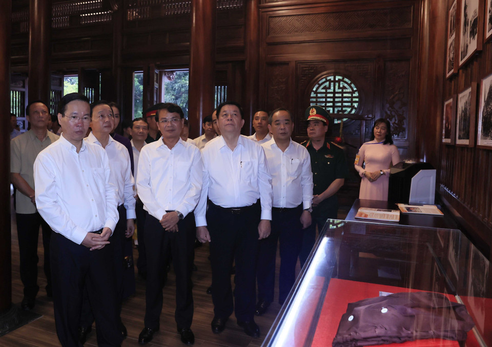 Chủ tịch nước Võ Văn Thưởng và các đại biểu xem một số hình ảnh trưng bày. (Ảnh: Thống Nhất/TTXVN