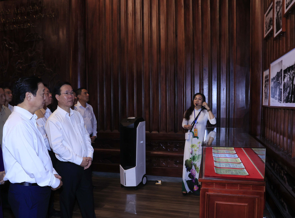 Chủ tịch nước Võ Văn Thưởng và các đại biểu xem một số hình ảnh trưng bày. (Ảnh: Thống Nhất/TTXVN