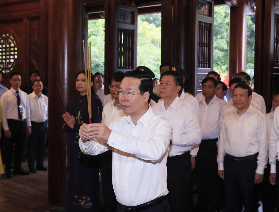Chủ tịch nước Võ Văn Thưởng dâng hương tại Nhà lưu niệm Bác Hồ ở Lào Cai. (Ảnh: Thống Nhất/TTXVN