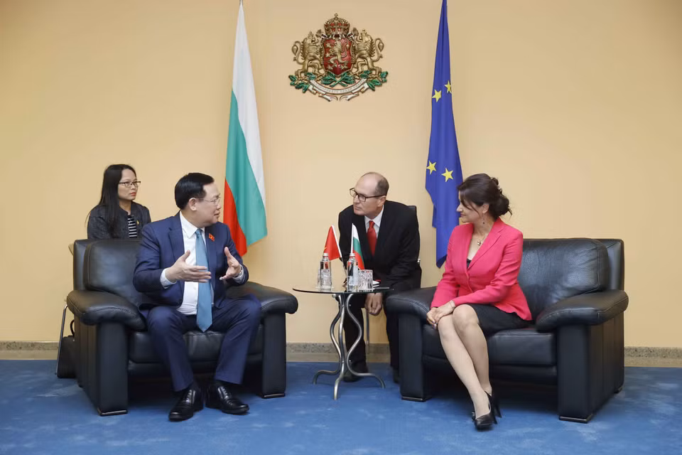 Bà Rositsa Kirova, Phó Chủ tịch Quốc hội Bulgaria đón Chủ tịch Quốc hội Vương Đình Huệ. (Ảnh: Doãn Tấn/TTXVN)