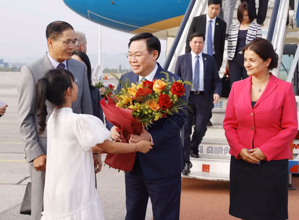 Lễ đón Chủ tịch Quốc hội Vương Đình Huệ tại Sân bay Quốc tế Sofia. (Ảnh: Doãn Tấn/TTXVN)