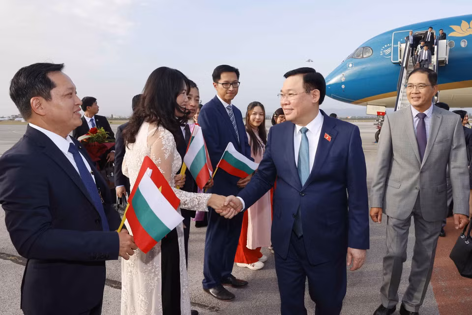 Lễ đón Chủ tịch Quốc hội Vương Đình Huệ tại Sân bay Quốc tế Sofia. (Ảnh: Doãn Tấn/TTXVN)