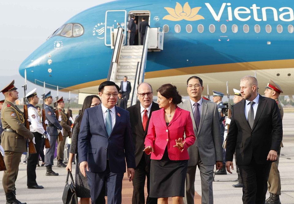 Bà Rositsa Kirova, Phó Chủ tịch Quốc hội Bulgaria đón Chủ tịch Quốc hội Vương Đình Huệ tại Sân bay Quốc tế Sofia. (Ảnh: Doãn Tấn/TTXVN)