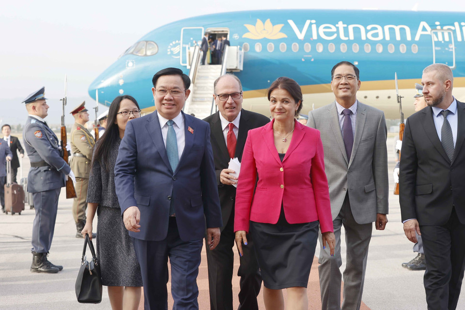 Lễ đón Chủ tịch Quốc hội Vương Đình Huệ tại Sân bay Quốc tế Sofia. (Ảnh: Doãn Tấn/TTXVN)