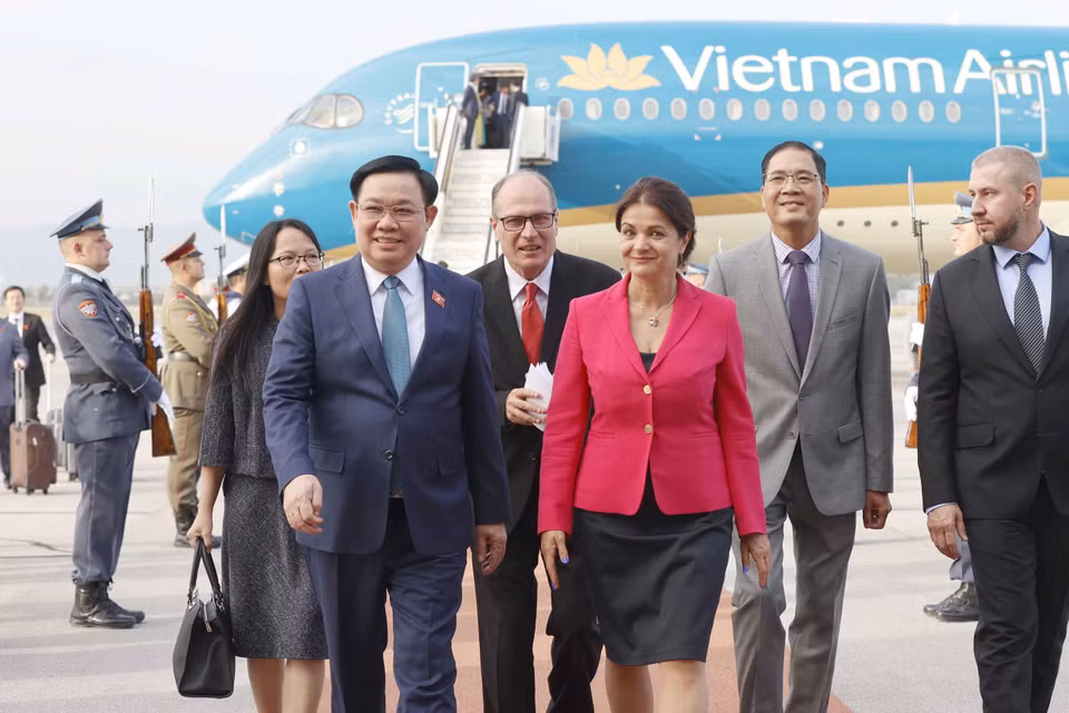 Lễ đón Chủ tịch Quốc hội Vương Đình Huệ tại Sân bay Quốc tế Sofia. (Ảnh: Doãn Tấn/TTXVN)