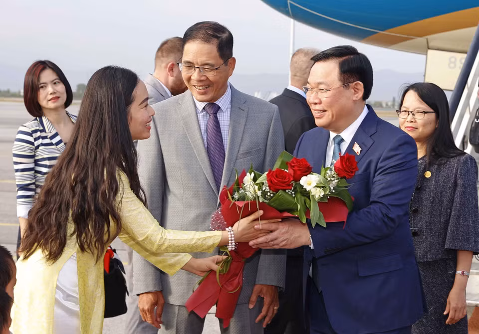 Lễ đón Chủ tịch Quốc hội Vương Đình Huệ tại Sân bay Quốc tế Sofia. (Ảnh: Doãn Tấn/TTXVN)