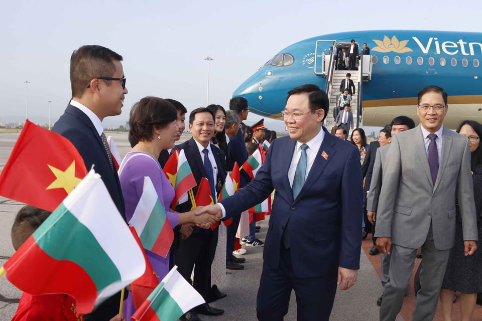 Lễ đón Chủ tịch Quốc hội Vương Đình Huệ tại Sân bay Quốc tế Sofia. (Ảnh: Doãn Tấn/TTXVN)