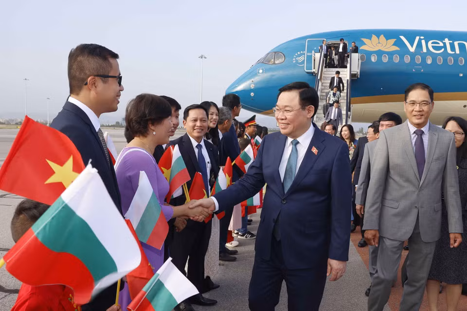 Lễ đón Chủ tịch Quốc hội Vương Đình Huệ tại Sân bay Quốc tế Sofia. (Ảnh: Doãn Tấn/TTXVN)