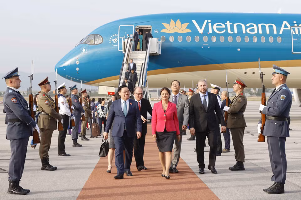 Lễ đón Chủ tịch Quốc hội Vương Đình Huệ tại Sân bay Quốc tế Sofia. (Ảnh: Doãn Tấn/TTXVN)