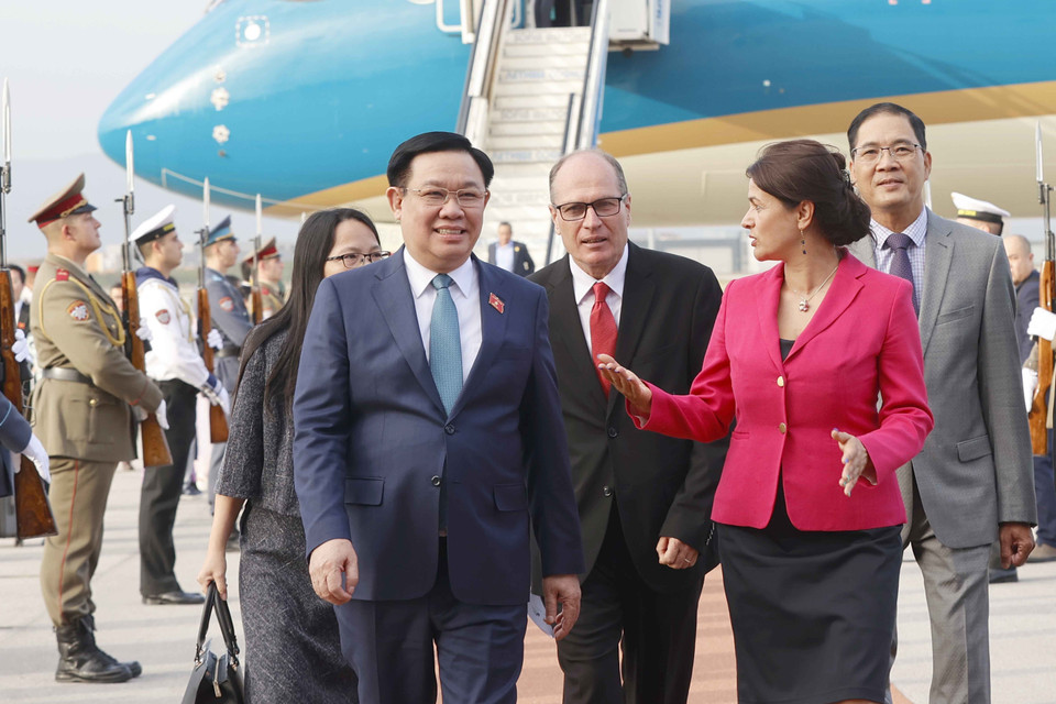 Lễ đón Chủ tịch Quốc hội Vương Đình Huệ tại Sân bay Quốc tế Sofia. (Ảnh: Doãn Tấn/TTXVN)