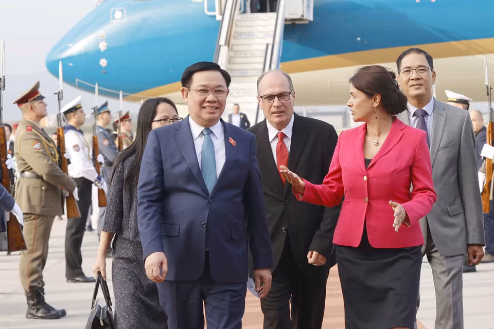 Lễ đón Chủ tịch Quốc hội Vương Đình Huệ tại Sân bay Quốc tế Sofia. (Ảnh: Doãn Tấn/TTXVN)