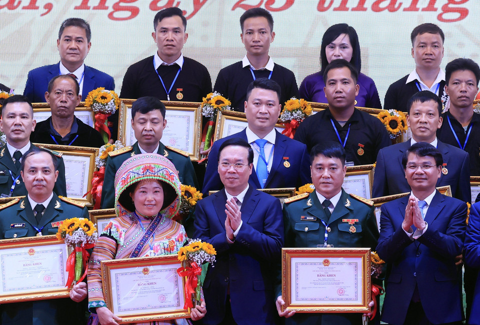 Chủ tịch nước Võ Văn Thưởng và các đồng chí lãnh đạo Đảng, Nhà nước với các tập thể và cá nhân có thành tích xuất sắc trong đợt thi đua chào mừng kỷ niệm 65 năm Ngày Bác Hồ thăm tỉnh Lào Cai. (Ảnh: Thống Nhất/TTXVN)