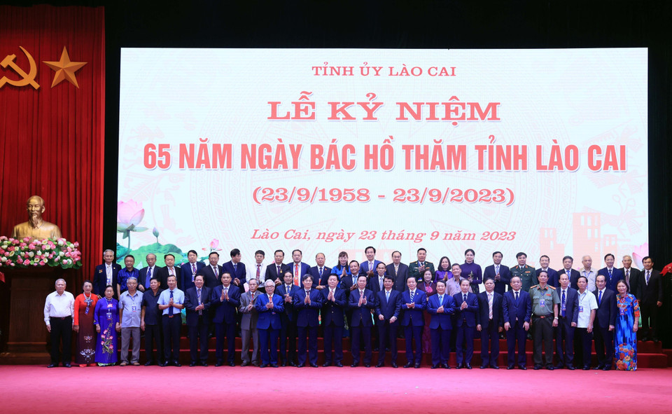 Chủ tịch nước Võ Văn Thưởng và các đồng chí lãnh đạo Đảng, Nhà nước với các đại biểu. (Ảnh: Thống Nhất/TTXVN)