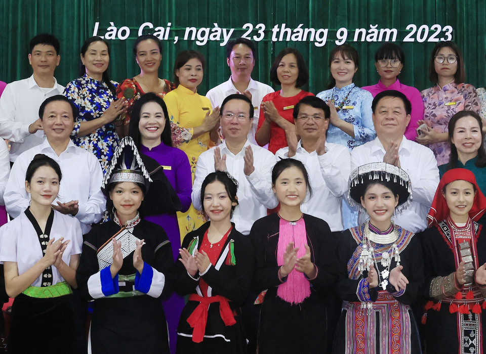 Chủ tịch nước Võ Văn Thưởng chụp ảnh lưu niệm với giáo viên và học sinh Trường THPT Dân tộc Nội trú tỉnh Lào Cai. (Ảnh: Thống Nhất/TTXVN)