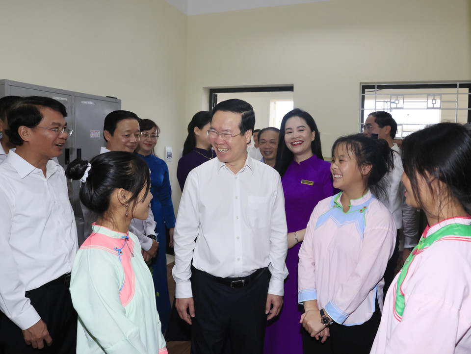 Chủ tịch nước Võ Văn Thưởng thăm nơi ở của học sinh Trường THPT Dân tộc Nội trú tỉnh Lào Cai. (Ảnh: Thống Nhất/TTXVN)