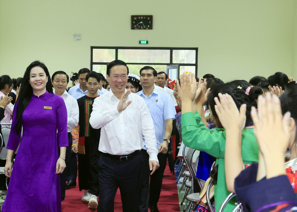 Chủ tịch nước Võ Văn Thưởng thăm Trường THPT Dân tộc Nội trú tỉnh Lào Cai. (Ảnh: Thống Nhất/TTXVN)