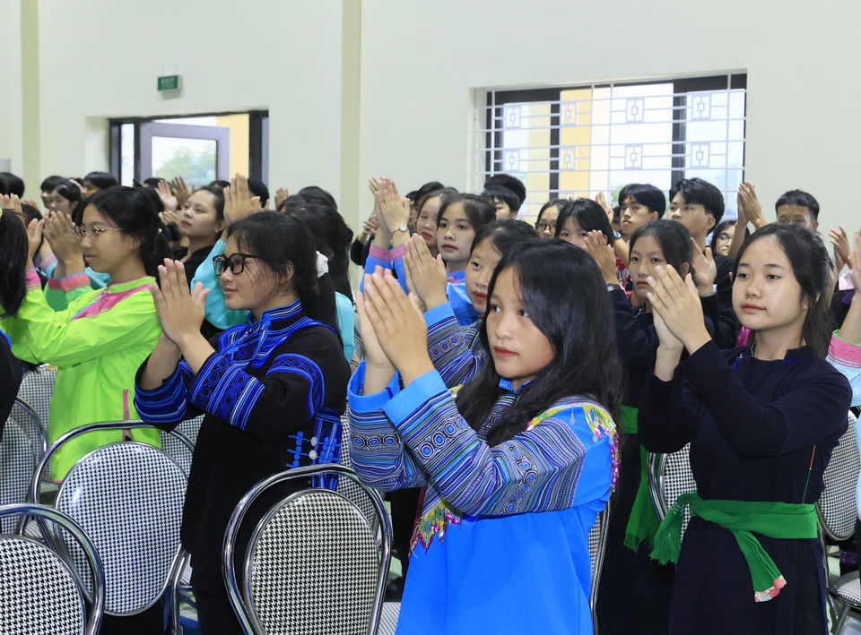 Học sinh Trường THPT Dân tộc Nội trú tỉnh Lào Cai chào đón Chủ tịch nước Võ Văn Thưởng. (Ảnh: Thống Nhất/TTXVN)