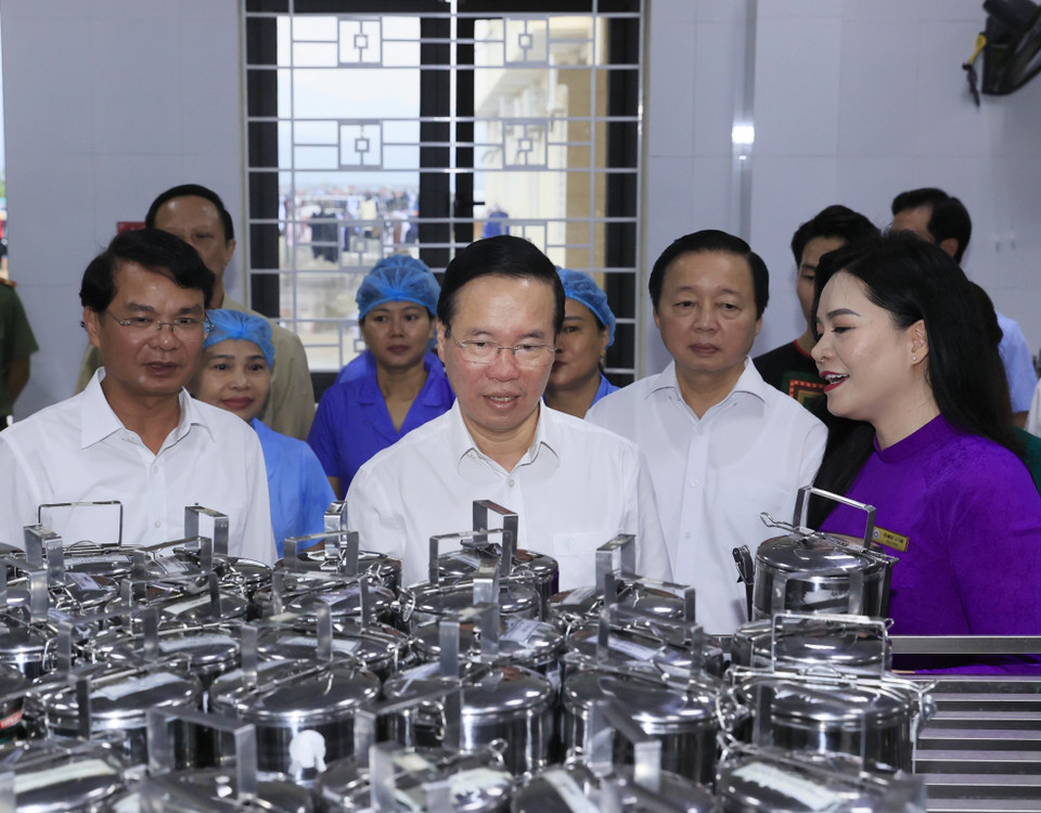 Chủ tịch nước Võ Văn Thưởng thăm nhà bếp Trường Trung học phổ thông Dân tộc Nội trú tỉnh Lào Cai. (Ảnh: Thống Nhất/TTXVN)