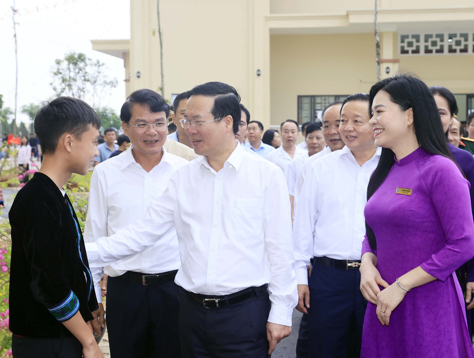 Chủ tịch nước Võ Văn Thưởng thăm Trường Trung học phổ thông Dân tộc Nội trú tỉnh Lào Cai. (Ảnh: Thống Nhất/TTXVN)