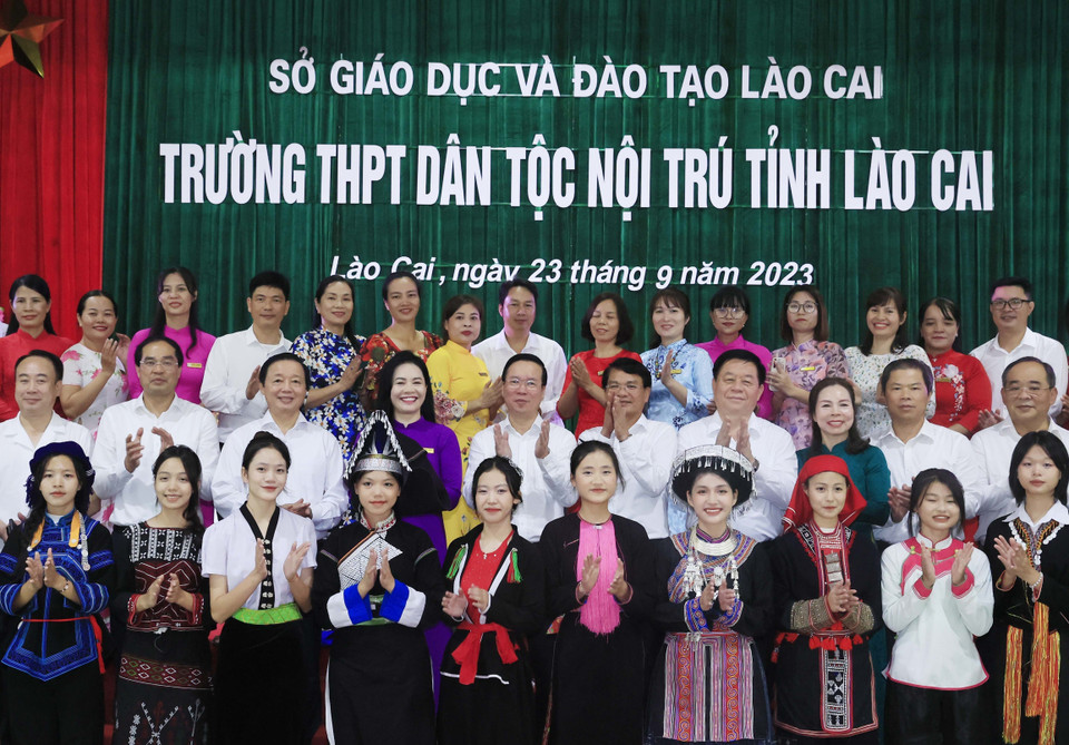 Chủ tịch nước Võ Văn Thưởng chụp ảnh lưu niệm với giáo viên và học sinh Trường THPT Dân tộc Nội trú tỉnh Lào Cai. (Ảnh: Thống Nhất/TTXVN)