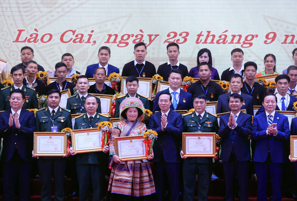 Chủ tịch nước Võ Văn Thưởng và các đồng chí lãnh đạo Đảng, Nhà nước với các tập thể và cá nhân có thành tích xuất sắc trong đợt thi đua chào mừng kỷ niệm 65 năm Ngày Bác Hồ thăm tỉnh Lào Cai. (Ảnh: Thống Nhất/TTXVN)