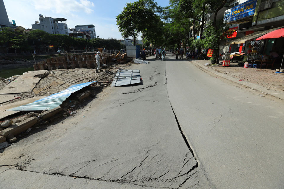 Đoạn đường này đang thi công làm cống gom đã hơn một năm nay. Theo phản ánh của người dân, trước đây đoạn đường này cũng đã từng sụt lún một lần, tuy nhiên tình trạng không nghiêm trọng. (Ảnh: Hoài Nam/Vietnam+)