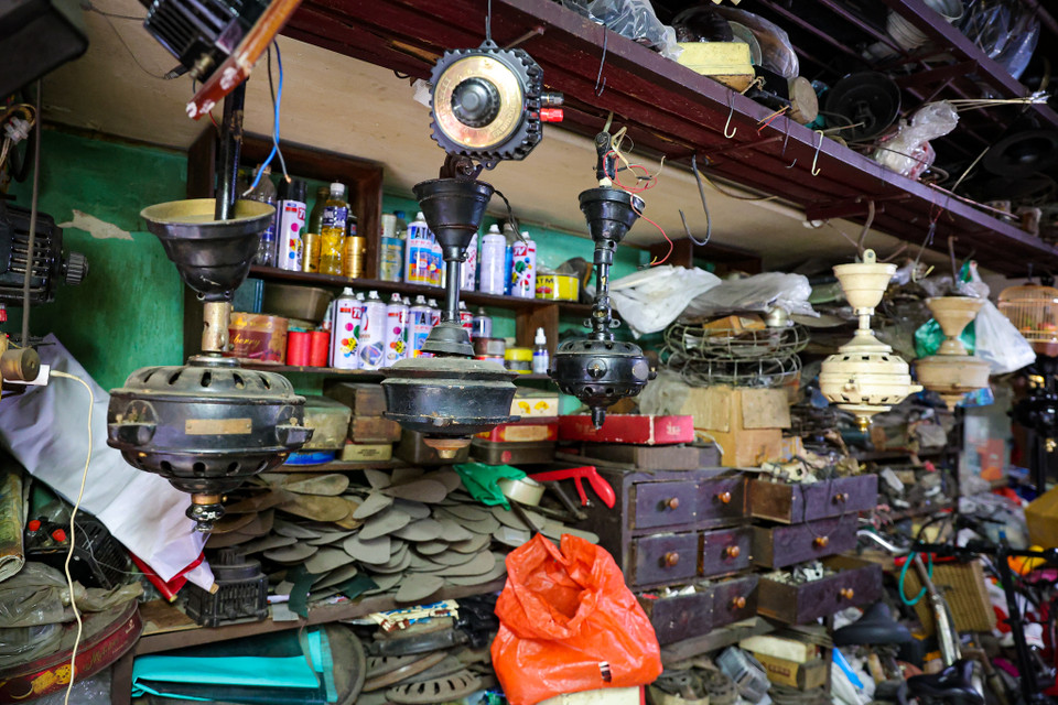 Những 'cục sắt' trông cũ kỹ nhưng qua bàn tay người thợ khéo léo thành những sản phẩm đẹp và có giá trị lớn. (Ảnh: Minh Hiếu/Vietnam+)