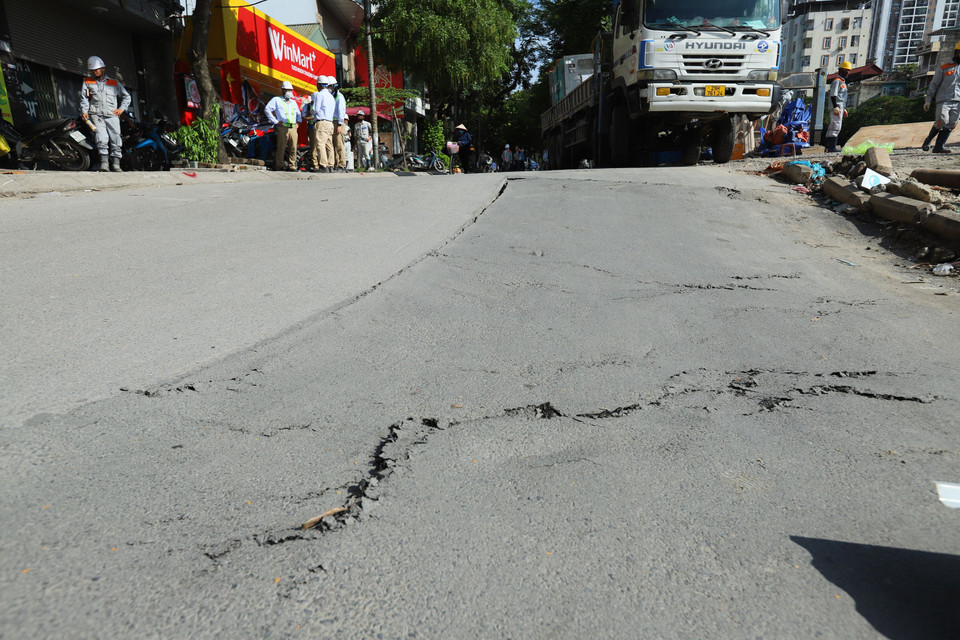 Đoạn sụt lún dài khoảng hơn 10m. (Ảnh: Hoài Nam/Vietnam+)