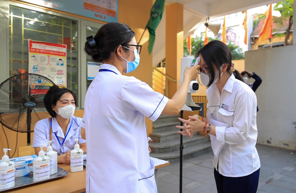 Tại mỗi điểm thi, các nhân viên y tế sẽ phát khẩu trang, đo thân nhiệt và sát khuẩn tay để đảm bảo an toàn về dịch tễ. Trong trường hợp các thí sinh có biểu hiện sức khỏe bất thường, họ sẽ sẵn sàng hỗ trợ ngay lập tức. (Ảnh: PV/Vietnam+)