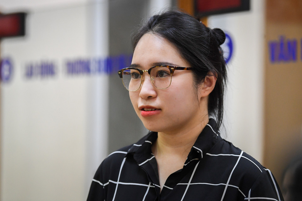 'Trước kia sẽ mất khá nhiều thời gian cho việc này nhưng giờ chỉ chờ khoảng 5-10 phút là có thể xong việc. Tôi nhìn thấy được sự cải tiến rõ rệt,' chị Trung Anh nói. (Ảnh: Minh Hiếu/Vietnam+) 