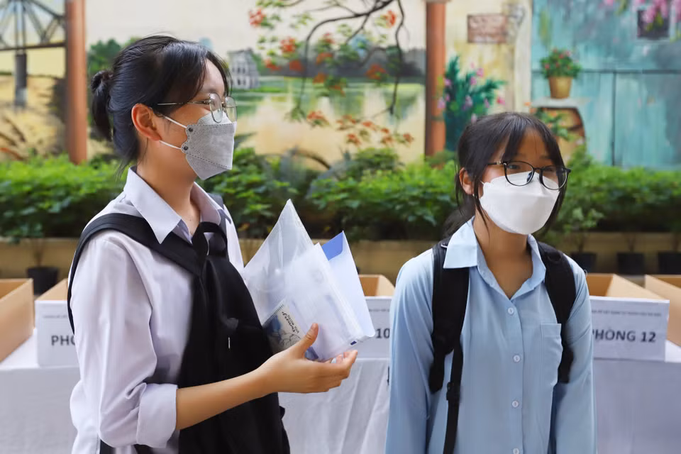 Em Đặng Lê Phương Anh, học sinh trường THCS Hoàng Mai tỏ ra khá hồi hộp trước kỳ thi. “Đây là lần đầu tiên em tham dự một kỳ thi nên có đôi chút hồi hộp. Tuy nhiên em đã ôn bài kỹ nên cũng tự tin vào buổi thi tới,” Phương Anh cho biết. (Ảnh: PV/Vietnam+) 