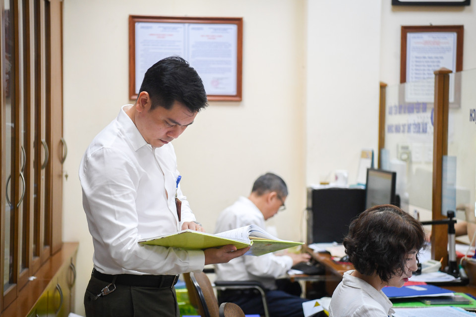 Theo ông Nguyễn Mạnh Linh, Chủ tịch Ủy ban nhân dân phường Hàng Gai cho biết sau hơn hai tháng triển khai, phường đã giải quyết 522 thủ tục hành chính thuộc nhóm các thủ tục hành chính không chờ. Tất cả các thủ tục đều được giải quyết với thời gian trung bình khoảng 10 phút/thủ tục. So với thời gian trước, mỗi thủ tục mất khoảng từ 30-45 phút thì nay thời gian đã nhanh lên gấp khoảng hơn 3 lần. (Ảnh: Minh Hiếu/Vietnam+) 