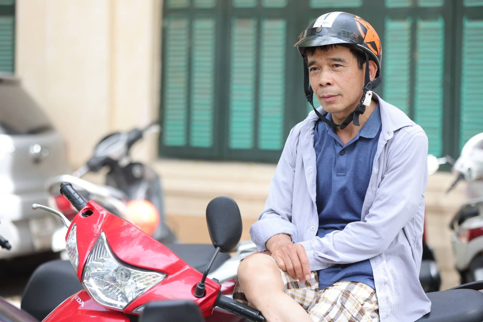 Đến điểm thi từ sớm, anh Đỗ Kim Cương, phụ huynh học sinh cho biết con rất tự tin nhưng chính phụ huynh hồi hộp hơn các em. (Ảnh: PV/Vietnam+)