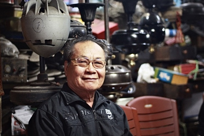 Chủ của cửa hàng trên thuộc về ông Trần Công Phúc. Tính tới thời điểm này, 'ông vua quạt cổ' ấy đã mất hơn 5 năm nhưng tình yêu với những chiếc quạt cổ ấy không hề bị gián đoạn. (Ảnh: CTV/Vietnam+)