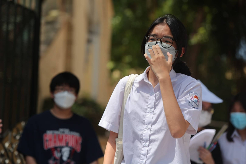 Bên cạnh những nụ cười là những giọt nước mắt của sự tiếc nuối trong kì thi vừa qua. (Ảnh: PV/Vietnam+)