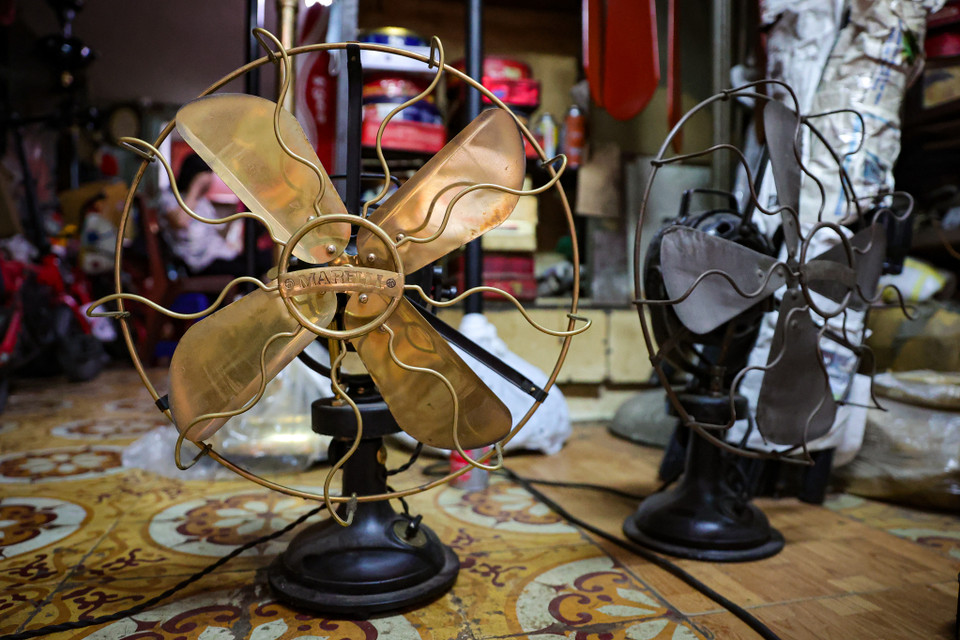 Dòng quạt cổ Marelli của Ý vốn được là vua của các loại quạt, các chi tiết đều đạt đến độ tinh xảo hoàn mỹ. Quạt được làm chính xác công phu đến từng con ốc, bánh răng, chân đế… Chính vì thế, chúng có khả năng hoạt động bền bỉ hàng trăm năm. (Ảnh: Minh Hiếu/Vietnam+)