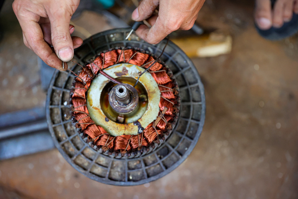 'Đối với những bệnh dễ thì việc sửa chữa mất khoảng 1 ngày, còn liên quan đến mạch điện hoặc khó hơn thì mất vài ngày đến cả tuần,' anh Ngọc cho biết. (Ảnh: Minh Hiếu/Vietnam+)