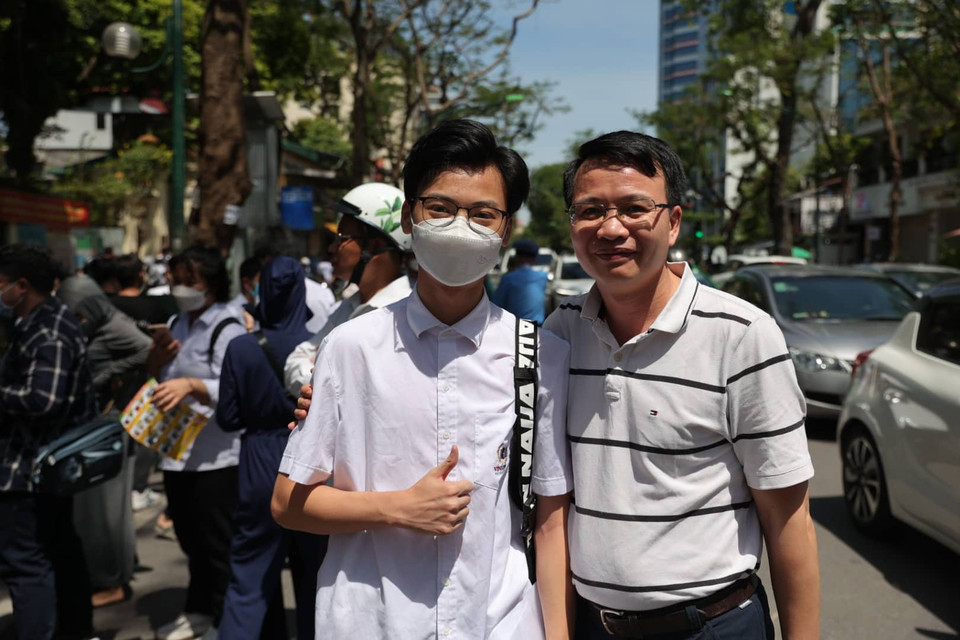 Em Bùi Nhật Minh tự tin với kết quả bài thi của mình. Minh chia sẻ: 'Đề Toán năm nay dễ hơn em mong đợi, không có câu nào quá khó, em dự đoán được 8.5 và tổng điểm 3 môn khoảng 40 điểm.' (Ảnh: PV/Vietnam+)