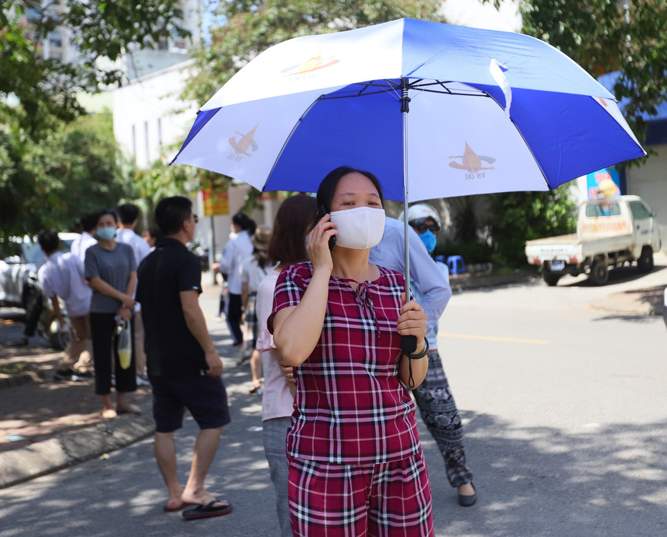 Một số phụ huynh vẫn đang đứng ngóng trông con. (Ảnh: PV/Vietnam+)